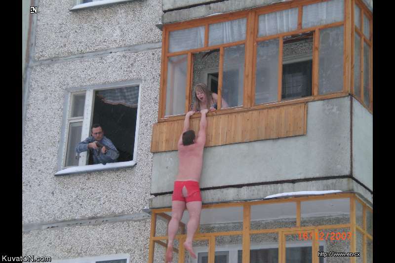 Русская покурила и начала на балконе дома отсасывать перед камерой бритый хуй