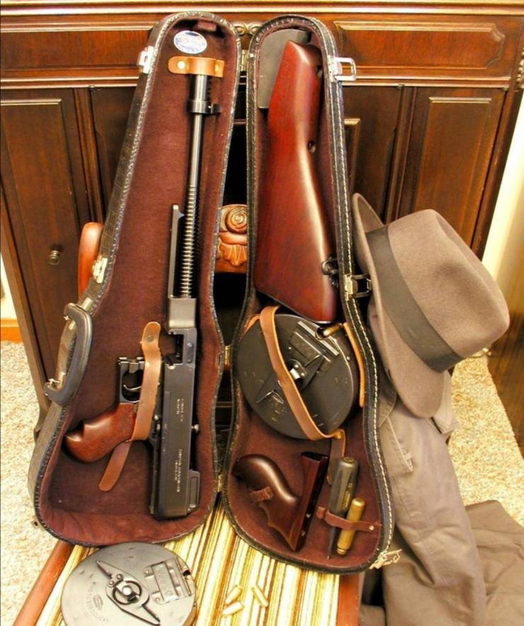 1928_tommy_gun_in_a_violin_case.jpg