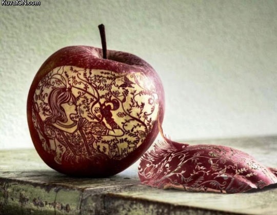 apple_art_using_a_knife.jpg