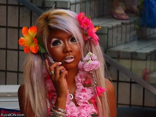 ganguro-girl-phone.jpg