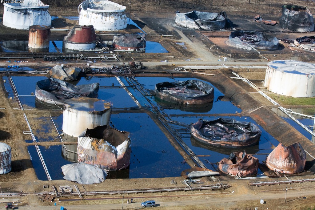 gas_tanks_after_a_refinery_explosion_in_catano_puerto_rico.jpg