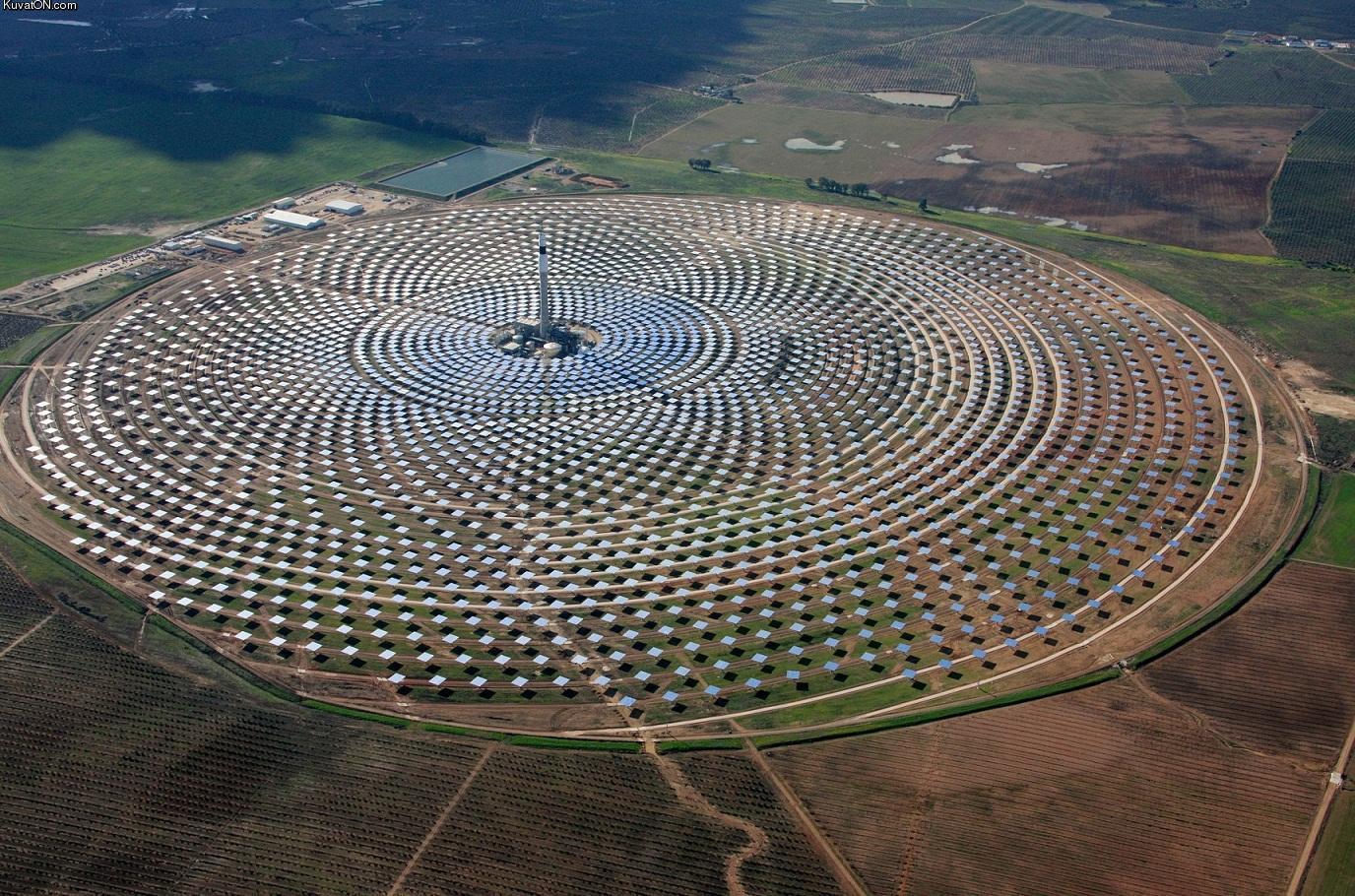 gemasolar_thermosolar_plant_seville_spain.jpeg