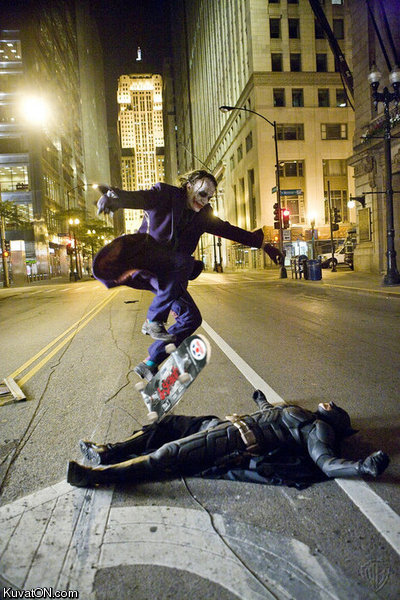 heath_ledger_skates_over_batman.jpg