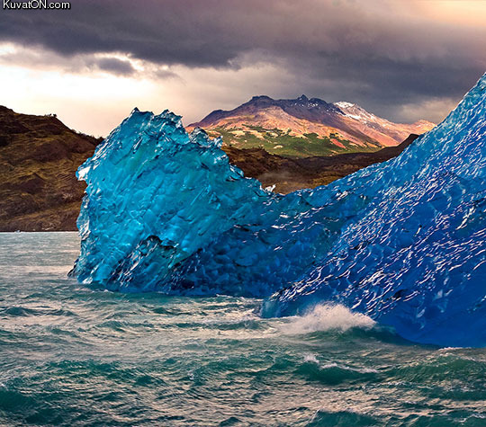 icebergs_blue_ice_after_it_has_flipped.jpg