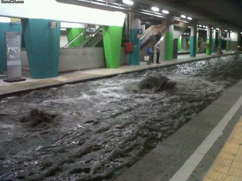 Метро питер затопило. Метро затопило. Потоп в метро. Метро залило. Дождь метро.