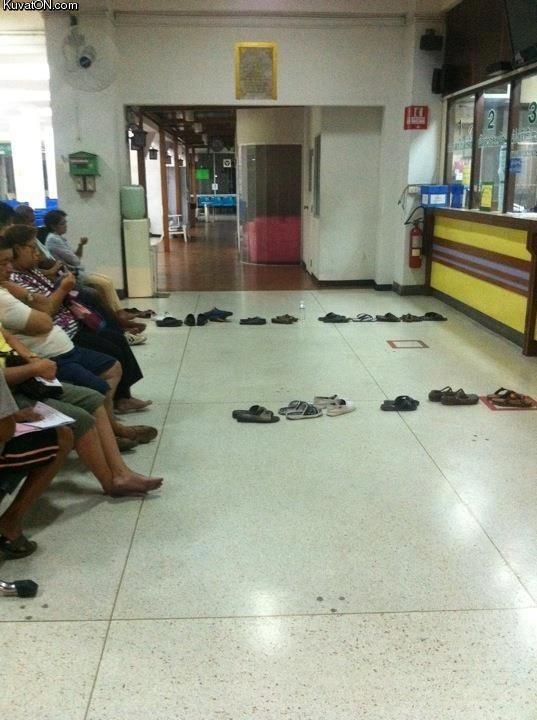 queueing_in_thailand.jpg