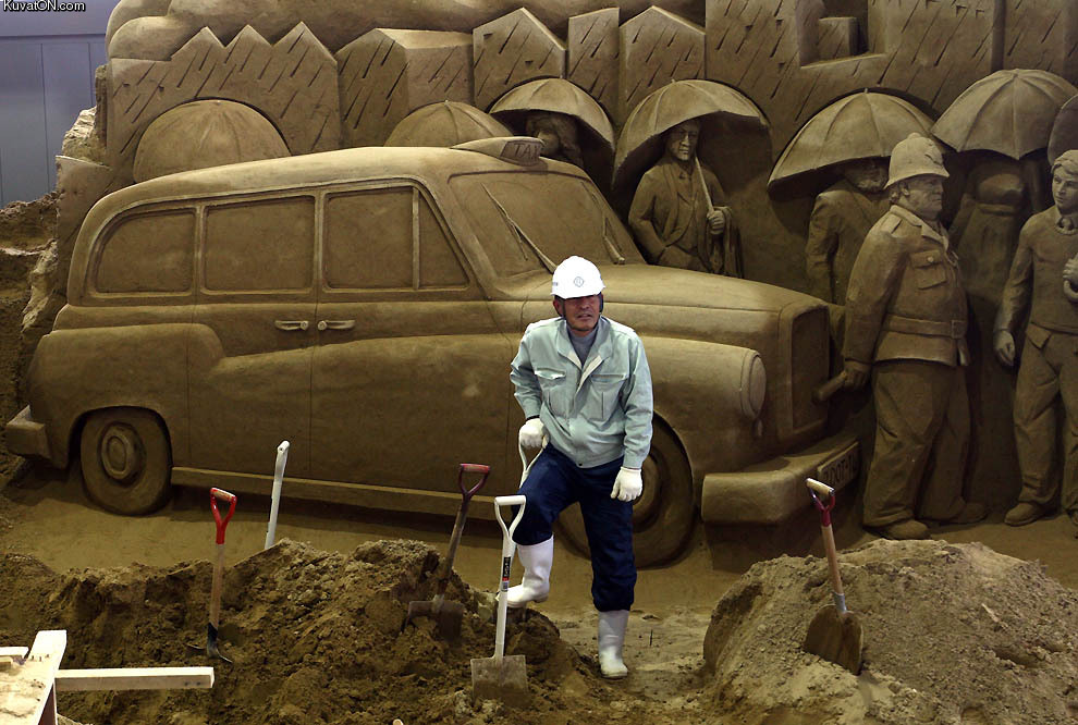 sand_sculptures_exhibited_at_tottori_japan_dune.jpg