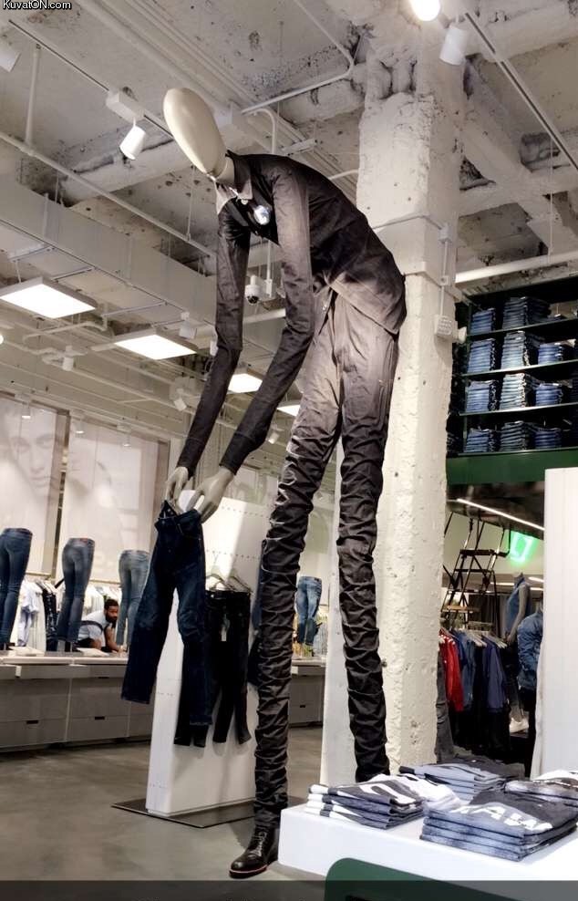 slender_man_vaatekaupassa.jpg