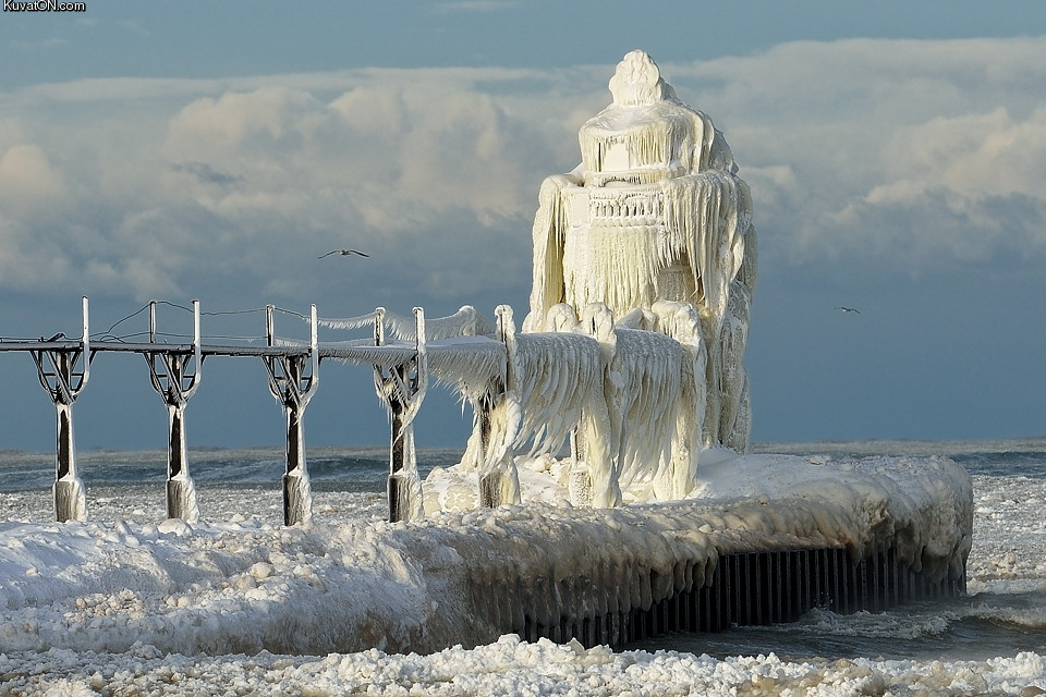 st_joseph_lighthouse_on_lake_michigan.jpg