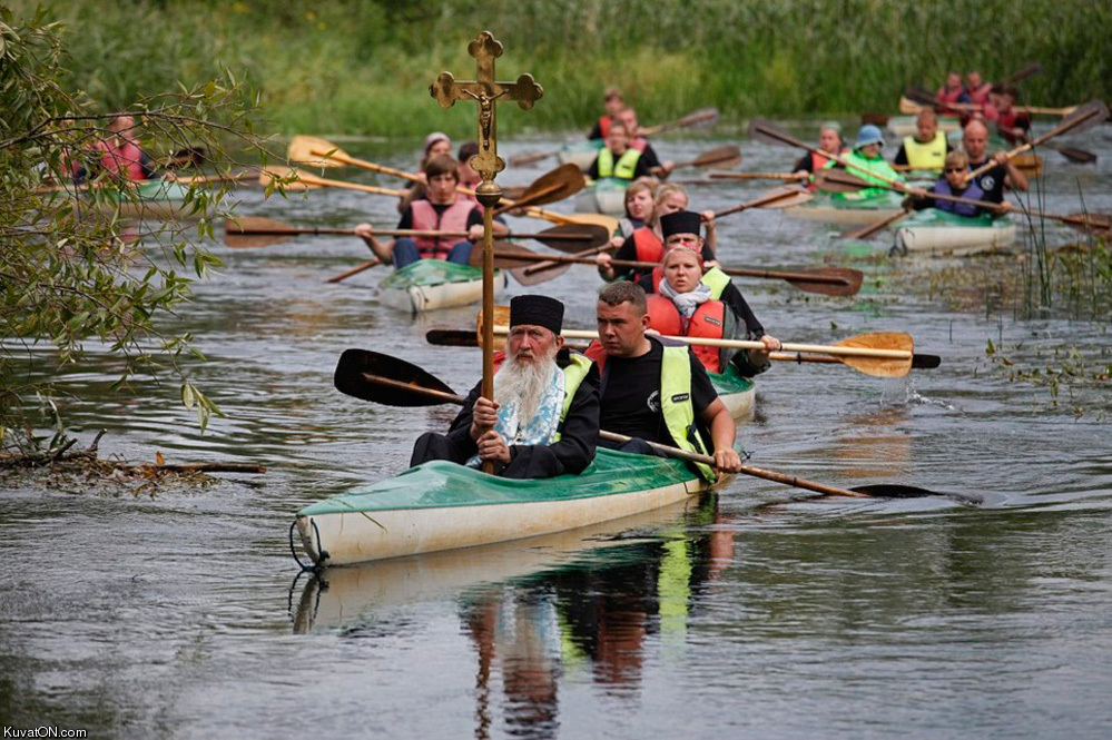 the_guy_with_a_beard_has_a_really_weird_paddle.jpg