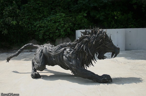 tire_art_-_lion_by_yong_ho_ji.jpg